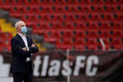 Javier Aguirre entrenador de Monterrey observa a sus jugadores. (ARCHIVO)