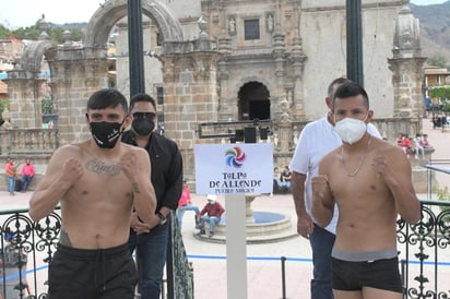 Con la Basílica de Nuestra Señora del Rosario de Talpa como testigo, se realizó la ceremonia de pesaje de la función de box de este viernes en el Lienzo Charro de Talpa de Allende, Jalisco. (ARCHIVO)
