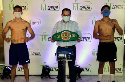 El guanajuatense Jair “Kaiser” Valtierra y el capitalino Jerson Aguilar cumplieron este jueves con la ceremonia de pesaje oficial para lo que será su combate por el Campeonato Latino de peso Ligero del Consejo Mundial de Boxeo. (ARCHIVO)