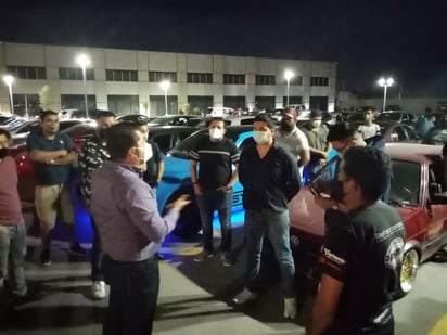 Fue durante ayer jueves que se reportó una aglomeración de unidades de ese tipo y sus choferes en el estacionamiento de una plaza comercial del bulevar Independencia, situación que generó la movilización de los representantes de Control de Padrones hasta el sitio, de inmediato establecieron contacto con los representantes de dichos grupos.
(EL SIGLO DE TORREÓN)