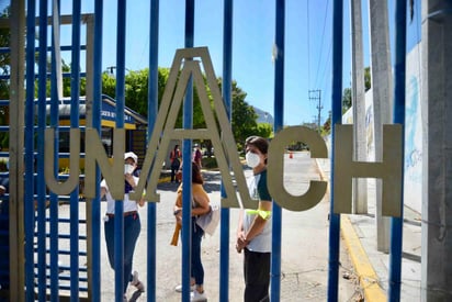 Estudiantes y colectivas feministas tomaron las instalaciones de ciudad universitaria de la Universidad Autónoma de Chiapas (Unach), ya que la institución no ha resuelto a totalidad las demandas que presentaron a raíz del feminicidio de la doctora Mariana Sánchez Dávalos, ocurrido el 28 de enero, dieron a conocer los inconformes. (EL UNIVERSAL)