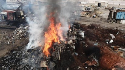 La tarde del sábado elementos del cuerpo de bomberos y Protección Civil de Gómez Palacio se movilizaron luego del reporte de un incendio en un negocio de venta de chatarra.
(ARCHIVO) 