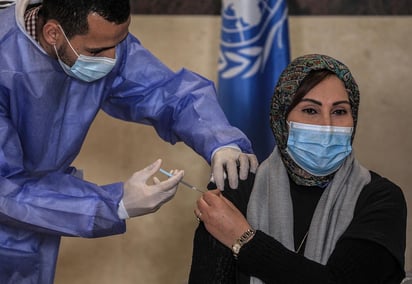 El Gobierno israelí autorizó hoy la vacunación contra el coronavirus de palestinos residentes en Cisjordania que cuenten con permisos de trabajo en Israel o en colonias, informó este domingo el COGAT, organismo militar israelí que gestiona la ocupación en los territorios palestinos. (ARCHIVO) 