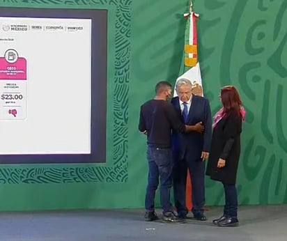 López Obrador dialogó unos segundos con el joven, mientras ponía su mano en su brazo izquierdo. (ESPECIAL)