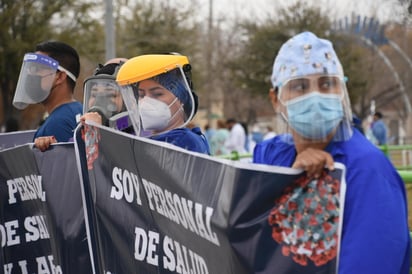 Los profesionales de diferentes especialidades de la salud realizaron su protesta en el cruce de los bulevares Francisco I. Madero y Harold R. Pape con lonas para externar su inconformidad.