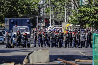 La policía de Myanmar disparó el lunes gases lacrimógenos para dispersar una protesta en contra del golpe de estado del mes pasado, a pesar de que un día antes la represión policial a las manifestaciones dejó 18 personas muertas. (ARCHIVO) 
