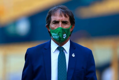 Guillermo Almada reveló que la directiva de Santos Laguna tiene interés en extender su contrato, sin embargo, parece que al director técnico le gustaría volver a su lugar de origen, Uruguay. (JAM MEDIA)