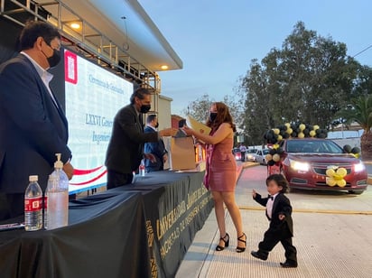 La entrega de las cartas de pasante se llevaron a cabo atendiendo las medidas sanitarias para prevenir contagios.