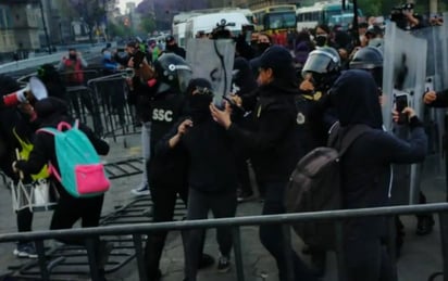 Integrantes de colectivos feministas arribaron a las inmediaciones del Zócalo capitalino desde las 7:00 de la mañana, pero las mujeres encapuchadas, al no poder acercarse a Palacio Nacional comenzaron con agresiones contra policías capitalinos, quienes encapsularon a las manifestantes.
(ESPECIAL)