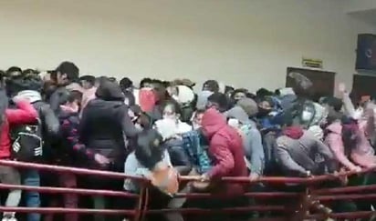 Al menos tres estudiantes murieron y cinco resultaron heridos este martes al caer desde un cuarto piso luego de que una baranda se rompió en la Universidad Pública de El Alto (UPEA) en Bolivia. (ESPECIAL) 
