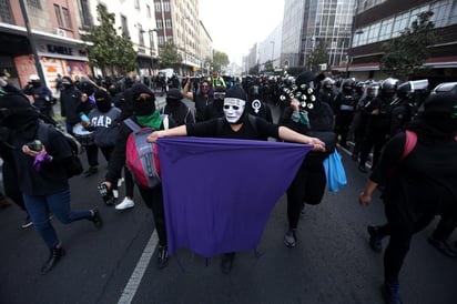 Acompañadas de la Brigada Marabunta, comenzaron a dispersarse hacia el Metro Pino Suárez, en donde realizaron pintas en andenes y un convoy. (EFE)