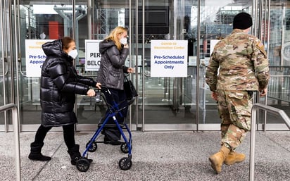 El estado de Nueva York comenzará a probar una tarjeta de identificación para personas vacunadas contra la COVID-19 y que hayan dado negativo en la prueba del coronavirus 'para ayudar a acelerar la reapertura de teatros, estadios y otros negocios'. (ARCHIVO) 