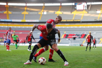 Este martes el Atlas de Guadalajara logró un importante triunfo a imponerse con contundencia al Atlético de San Luis por marcador de 3-1 en el estadio Jalisco, acumulando seis partidos sin derrota al tiempo que trunca la racha de cuatro compromisos sin perder de los potosinos. (ESPECIAL) 
