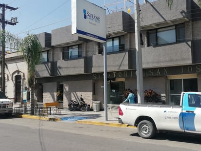 Al percatarse los compañeros del accidente rápidamente acudieron al auxilio de Jorge y lo trasladaron hasta el área de enfermería. (EL SIGLO DE TORREÓN)