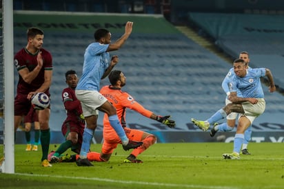 Gabriel Jesús marca el segundo gol del Manchester City, en la victoria 4-1 sobre Wolverhampton; el brasileño anotó dos tantos. (AP)