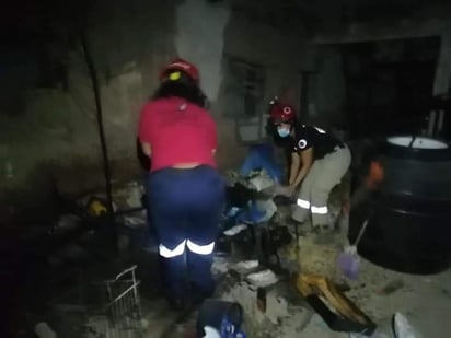 Hasta la vivienda marcada con el número 408, ubicada sobre la calle Verona, acudieron los bomberos. (EL SIGLO DE TORREÓN)