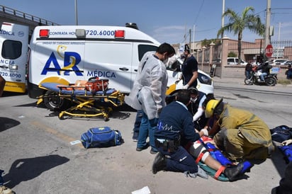 Tras el contacto, dos jóvenes que viajaban en la motocicleta salieron proyectados hacia la carpeta asfáltica. (EL SIGLO DE TORREÓN)