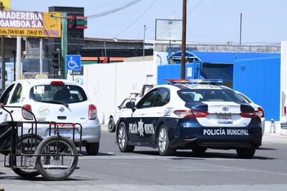 Elementos de la Dirección de Seguridad Pública Municipal arribaron al lugar y se entrevistaron con la parte afectada. (EL SIGLO DE TORREÓN)