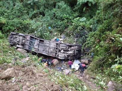 “Cuando salí a gatas me senté, vi mi rodilla sangrando. Otra vez, no lo puedo creer”, dijo Edwin Tumiri tras salvarse del peor accidente vial ocurrido en lo que va del año en Bolivia. (EFE)