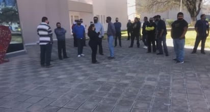 Fue la mañana de hoy que decenas de taxistas se reunieron en el periférico Luis Echeverría para de ahí salir en caravana hacia la dependencia de Seguridad Pública.