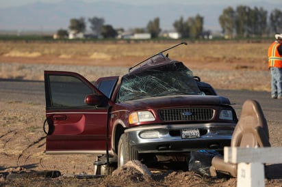 La camioneta en la que viajaban 25 personas y se estrelló este martes contra un camión en California, en un accidente que dejó 13 muertos, 10 de ellos mexicanos, ingresó al país por un agujero en la valla fronteriza, informaron este miércoles autoridades de EUA. (ARCHIVO)
