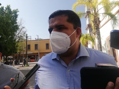 A través de un comunicado el alcalde de Lerdo Homero Martínez Cabrera, dio a conocer que este jueves llegarán al municipio más de 10 mil dosis de vacuna contra el COVID-19, información que confirmó el gobernador de Durango José Rosas Aispuro Torres hoy, durante la mesa de salud estatal, donde participan los alcaldes de la entidad. (ARCHIVO)