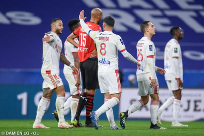 Houssem Aouar sostuvo al Lyon en la pelea por la Ligue 1 y con un tanto en el tramo final del duelo ante el Rennes (1-0) dio tres puntos a su equipo, líder provisional de la Liga de Francia a la espera de los encuentros que disputarán este miércoles el Lille y el París Saint-Germain. (ESPECIAL TWITTER) 
