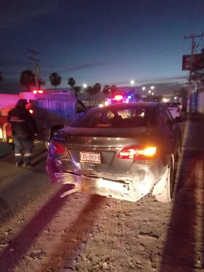 El accidente ocurrió alrededor de las 06:00 horas de ayer miércoles sobre el bulevar Ejército Mexicano. (EL SIGLO DE TORREÓN)