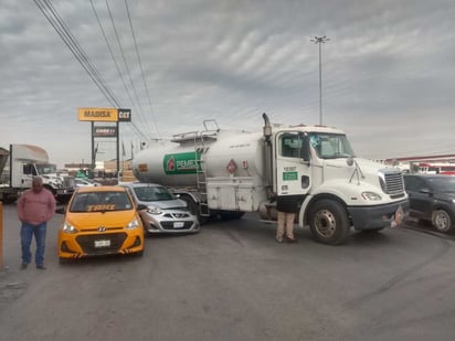 Del accidente únicamente se reportaron daños materiales, pues ninguno de los involucrados presentó lesiones. (EL SIGLO DE TORREÓN)