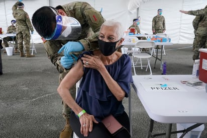 Durante dos meses, el centro de vacunación en el campus norte de Miami Dade College operará los siete días de la semana. (AP) 