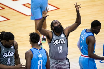 James Harden consiguió ayer un 'triple doble' ante su exequipo. (AP)