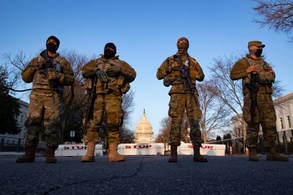 La advertencia de un supuesto plan de una milicia de irrumpir este jueves en el Capitolio provocó el refuerzo de las ya extremas medidas de seguridad, que han convertido el centro de Washington en un fortaleza desierta, donde más de 5,000 efectivos de la Guardia Nacional protegen el edificio. (ARCHIVO) 
