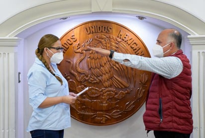 La alcaldesa, Marina Vitela, tomó la protesta a Cuauhtémoc Estrella González como síndico del Ayuntamiento, en sustitución del síndico con licencia, Omar Castañeda González, quien en días pasados solicitó la misma para separarse del cargo por tiempo indefinido.
(EL SIGLO DE TORREÓN)