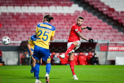 El Benfica logró el pase a la final de la Copa de Portugal tras vencer por 2-0 en la vuelta de semifinales al Estoril, al que había vencido también en el partido de ida por 1-3. (EFE) 
