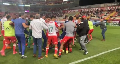 El empate de último minuto del Pachuca, provocó la calentura del Necaxa, por lo que se armó la pelea sobre la cancha del estadio Victoria. Fue al minuto 94, a segundos del silbatazo final de Fernando Guerrero, cuando Unai Bilbao (Rayos) le dejó un recuerdito a Miguel Herrera, quien se prendió sobre el zaguero rojiblanco. (ESPECIAL)
