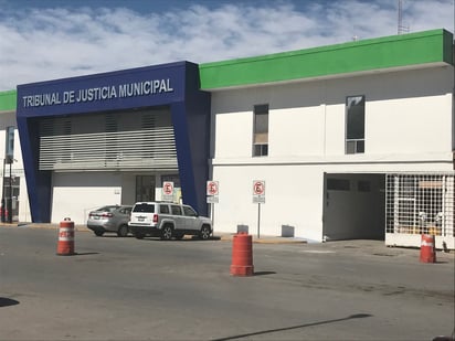 Los patrulleros le dieron a conocer sus derechos a Jairo y lo subieron a la unidad. (EL SIGLO DE TORREÓN)