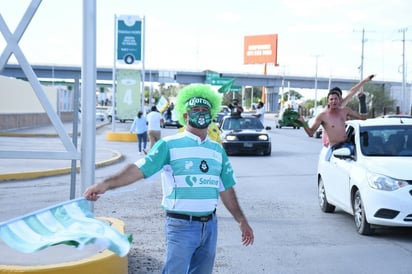 Ayer se autorizó el regreso de los aficionados a los partidos de local del Santos Laguna. (ARCHIVO)