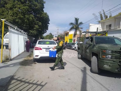 En cuanto las personas observaron la llegada de las dos unidades militares, no pudieron ocultar el entusiasmo, pues después de tantas horas de espera por fin iniciarían con la vacunación. (EL SIGLO DE TORREÓN)