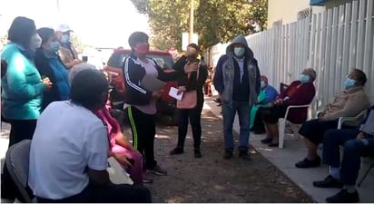 La medida causó molestia entre los asistentes que llegaron desde la tarde o noche del jueves o muy de madrugada de hoy viernes y llevan muchas horas en espera de que sus familiares sean vacunados.
(EL SIGLO DE TORREÓN)