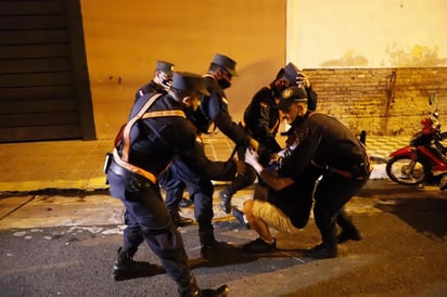 Al menos doce policiales y ocho civiles resultaron heridos en los incidentes de esta tarde noche frente al Congreso, en el centro de Asunción, cuando las fuerzas de seguridad dispersaron una concentración de centenares de personas en protesta por la falta de insumos en los hospitales públicos y la gestión del Gobierno ante la pandemia. (EFE)