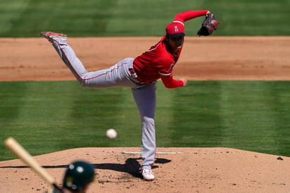 El lanzador japonés de los Angelinos, Shohei Ohtani, alcanzó las 100 millas por hora con su recta en el juego de ayer. (AP)