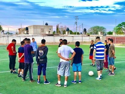 Para el desarrollo de dichas actividades, el servidor público explicó que se elaboró un programa de terapias con diferentes juegos y actividades deportivas.