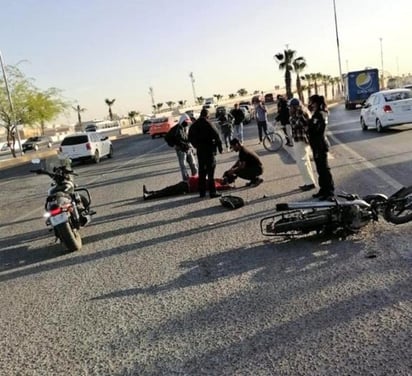 El accidente sucedió alrededor de las 8:30 de la mañana del este sábado sobre el bulevar Ejército Mexicano, a la altura del kilómetro 7.5, justo en la subida del puente vehicular Hamburgo.
(EL SIGLO DE TORREÓN)