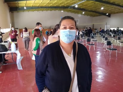 Aida Araceli Lumbrera Rocha, responsable de vacunación de la Jurisdicción Sanitaria 01 con sede en Piedras Negras, considera que a través del Plan Nacional de Vacunación contra el COVID-19, están haciendo historia al realizar acciones de vacunación masiva de está magnitud; considerando que tiene más de 15 años de experiencia en programas de vacunación. (EL SIGLO DE TORREÓN)
