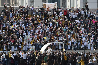 El papa Francisco se despidió hoy de Irak, después de tres días de visita, con una misa multitudinaria ante 10,000 personas en Erbil, la capital del Kurdistán, tras la cual pidió unidad 'para un futuro de paz' en el país. (EFE)