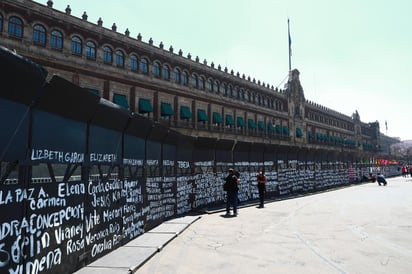 Al asegurar que 'no es machista' y que no está en contra del movimiento feministas, el presidente Andrés Manuel López Obrador señaló que es mejor que haya una valla protegiendo Palacio Nacional que enfrentar a las mujeres con fuerzas de seguridad 'como era antes' mañana lunes cuando se lleven a cabo manifestaciones por el Día Internacional de la Mujer. (EFE)