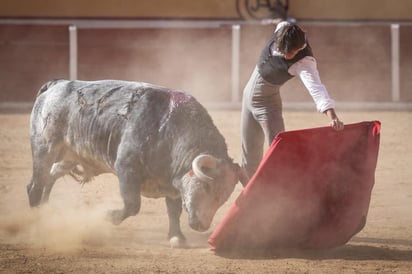 De gran manera, celebró su cumpleaños el novillero lagunero Arturo Gilio Quintero, al indultar el pasado sábado a un novillo en la Monumental Plaza de Toros de Tlaxcala, lo que demuestra la calidad que posee el joven espada lagunero. (EL SIGLO DE TORREÓN)