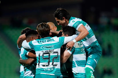 El juvenil estadounidense Santiago Muñoz y el colombiano Juan Otero anotaron un gol cada uno el domingo y Santos regresó a la senda del triunfo en el torneo Clausura mexicano al vencer 3-1 al Necaxa. (JAM MEDIA) 