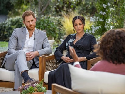 La duquesa de Sussex, Meghan Markle, aseguró que ciertos miembros de la familia real británica expresaron dudas sobre el color de piel que tendría su primer hijo con el príncipe Enrique, reveló que durante ese embarazo tuvo pensamientos suicidas y afirmó que la Casa Real se negó a ayudarla. (AP)
