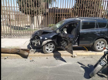 Chofer pierde el control del volante tras ganarle el paso al tren. (EL SIGLO DE TORREÓN)